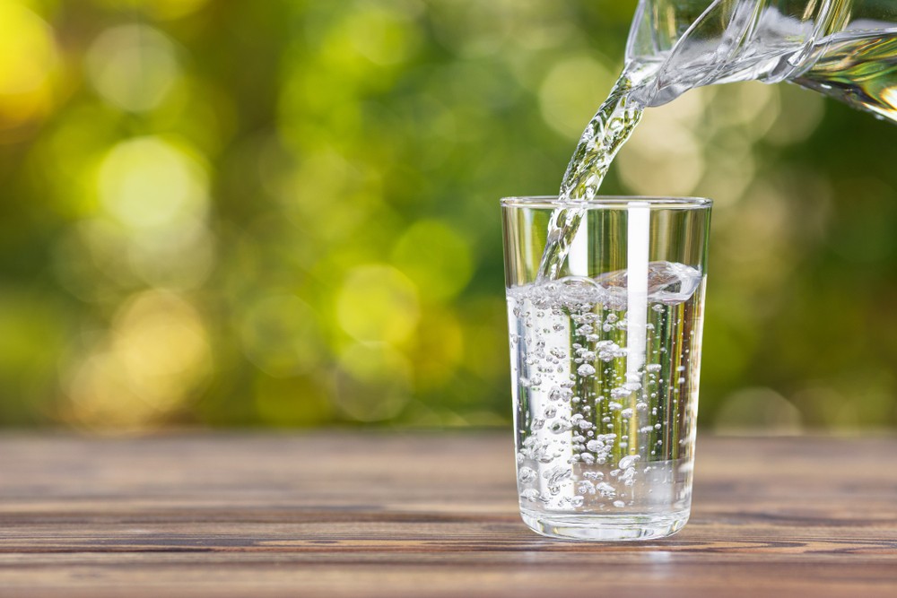 喝什麼水最健康？竹炭水、蒸餾水、礦泉水、鹼性離子水比較表- LazyBag 懶人包