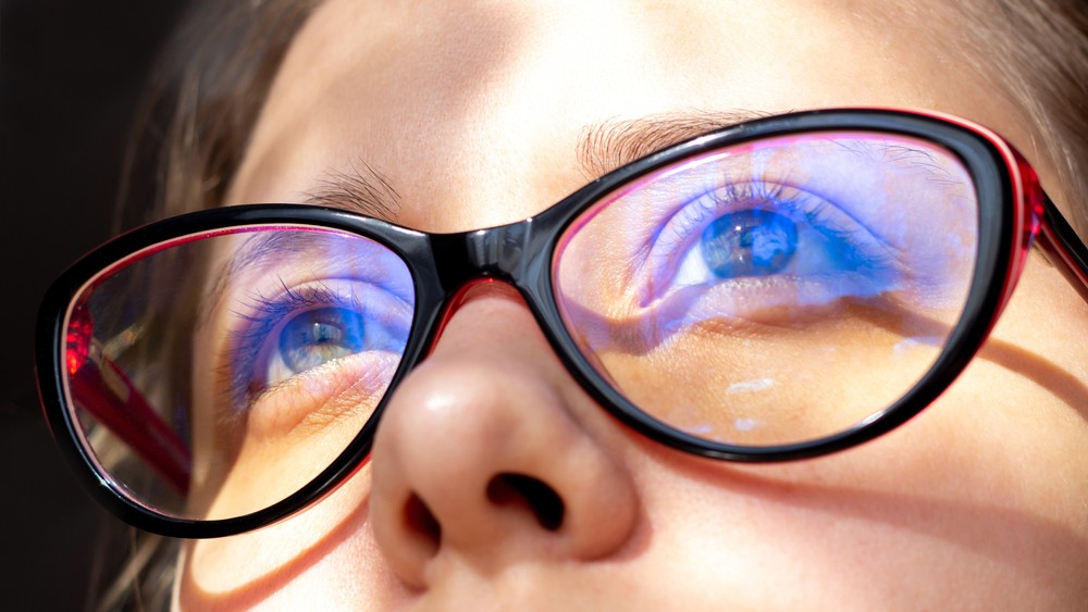 藍光對眼睛有傷害嗎？市售的濾藍光眼鏡有用嗎？ - LazyBag 懶人包