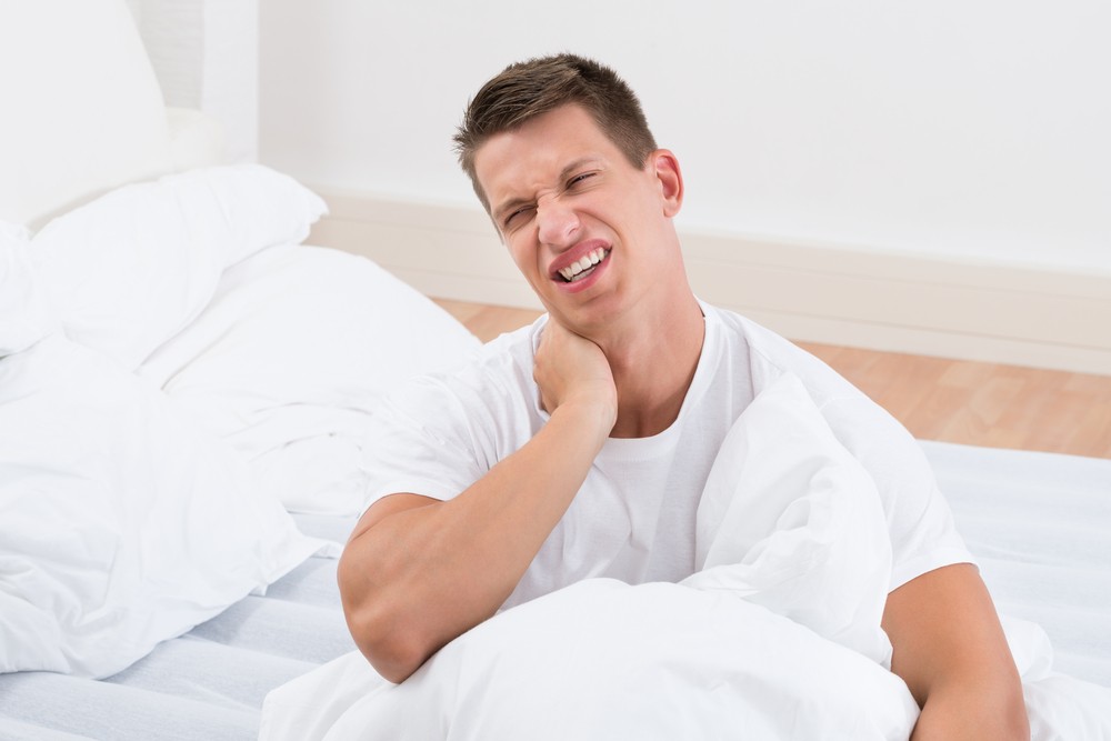 為什麼起床後脖子會痛？落枕原因是什麼？一次了解落枕症狀、治療方法 - LazyBag 懶人包