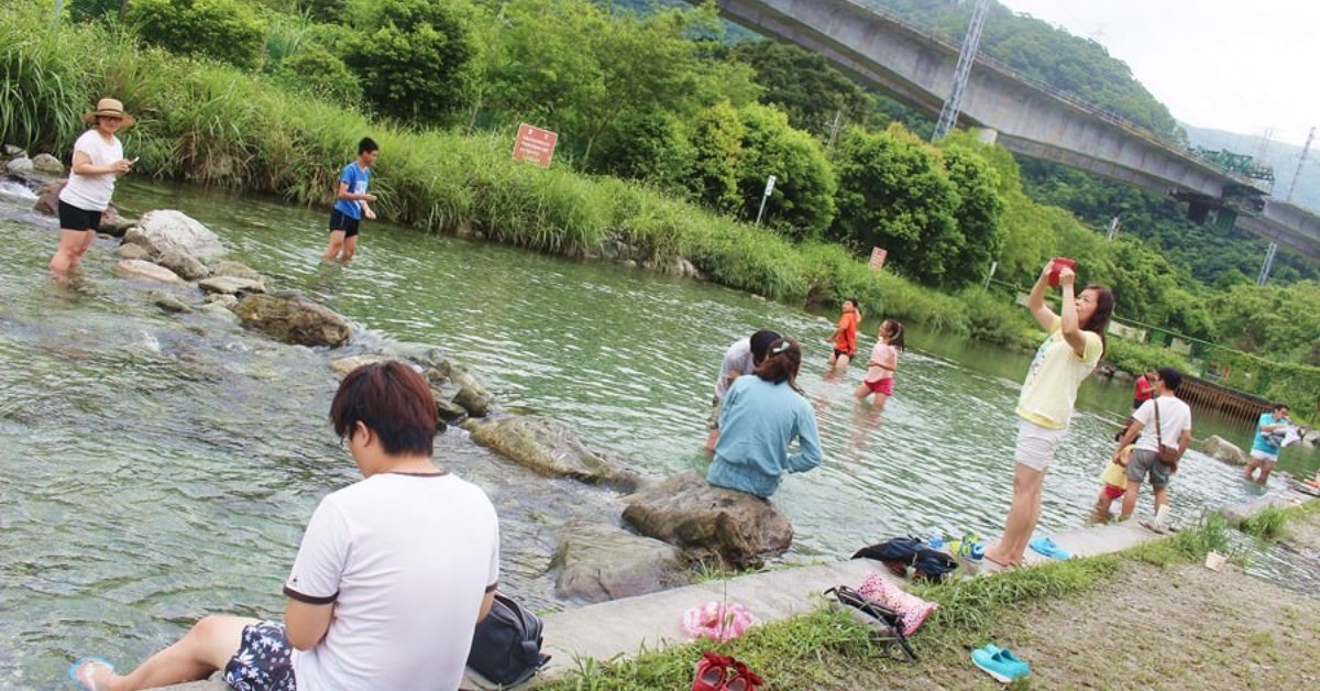 夏天玩水景點》6大宜蘭玩水秘境推薦，免費玩水游泳池、玩沙踏浪 - LazyBag 懶人包
