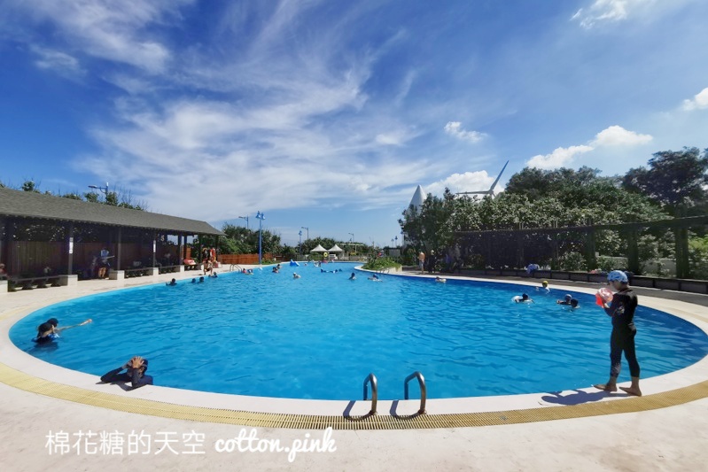 台中海邊游泳池免費開放！一年只有三個月～大安濱海樂園快衝一波！
